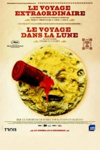 Pôster vintage:uma lua amarela com rosto humano é atingida no olho por um foguete vermelho que sangra. Clima onírico e dramático.