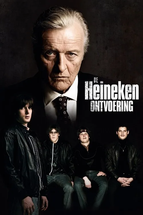 The Heineken Kidnapping 1 Pôster sombrio. Um homem idoso sério de terno ocupa o topo,acima de quatro jovens em jaquetas de couro na base. Clima tenso.