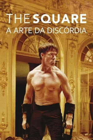 Homem musculoso sem camisa com expressão tensa, segurando apoios de braço, em um luxuoso salão dourado.