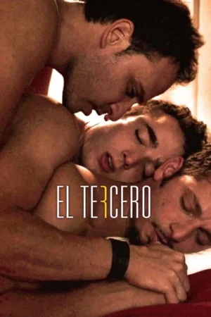 Três homens sem camisa abraçados intimamente. Um beija o pescoço do outro, que repousa com olhos fechados. Clima quente e pessoal.