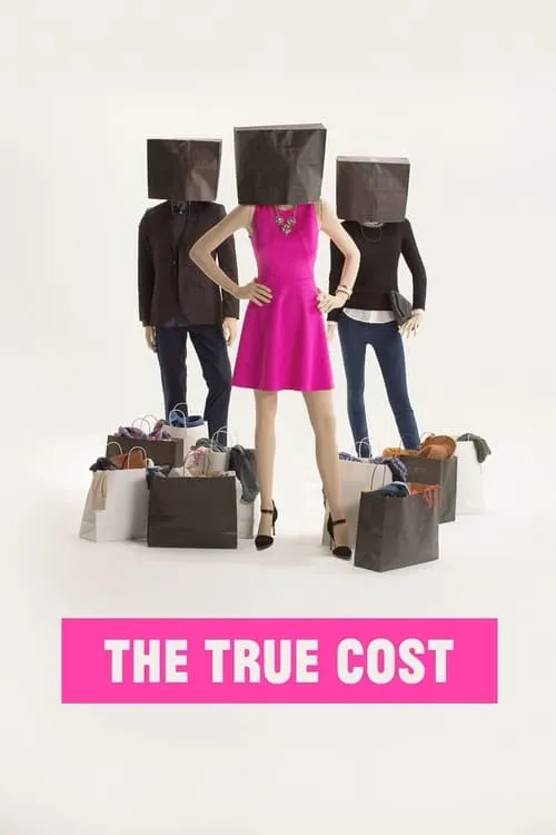 The True Cost 1 Três figuras com sacos na cabeça,vestindo roupas da moda e cercadas por sacolas de compras. Evoca consumismo.