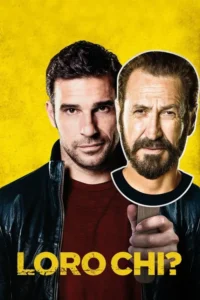 Em fundo amarelo,homem jovem olha fixamente enquanto segura um recorte do rosto barbudo de um homem mais velho. Sugere disfarce.