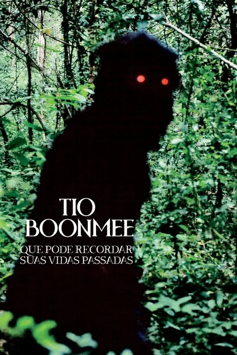 Tio Boonmee,que Pode Recordar Suas Vidas Passadas 1 Criatura escura e peluda com olhos vermelhos brilhantes em primeiro plano,numa densa floresta verde. Atmosfera misteriosa.