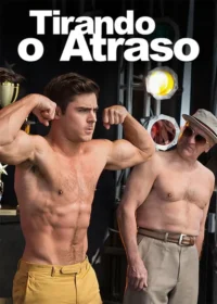 Jovem musculoso sem camisa flexiona músculos. Ao lado,homem mais velho,sem camisa,de chapéu e óculos,parece incomodado. Palco com luzes.