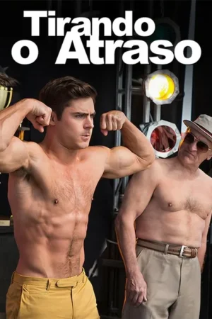 Jovem musculoso sem camisa flexiona músculos. Ao lado, homem mais velho, sem camisa, de chapéu e óculos, parece incomodado. Palco com luzes.