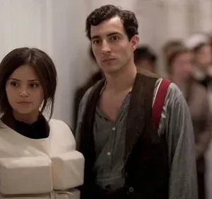 Jovem mulher séria de colete salva-vidas branco e homem pensativo de colete escuro. Pessoas borradas ao fundo, em cenário histórico de emergência.