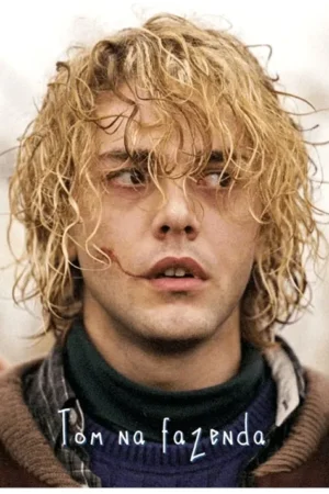 Close-up de homem loiro de cabelo bagunçado, com um corte no rosto e olhos avermelhados. Seu olhar é tenso e apreensivo.