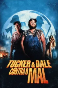 Dois homens rurais perplexos sob lua cheia com sombras de machado e foice. Mulher apavorada e cabana em chamas. Humor e horror.
