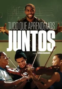 Um homem negro sorridente de braços abertos em frente a um quadro-negro com pautas musicais. Abaixo,três jovens felizes tocam violino. Clima inspirador.
