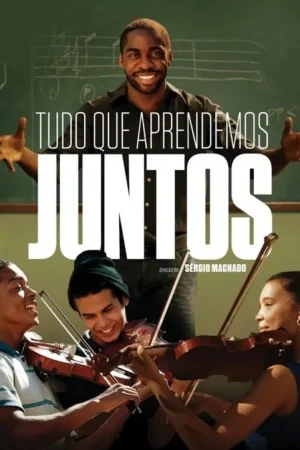 Um homem negro sorridente de braços abertos em frente a um quadro-negro com pautas musicais. Abaixo, três jovens felizes tocam violino. Clima inspirador.