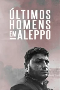 Homem de meia-idade,com barba e casaco,encara a câmera em tom sépia. Ao fundo,cidade destruída sob céu poeirento rosado. Clima sombrio.