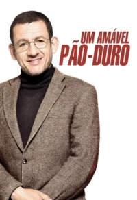 Pôster:Homem sorridente de óculos,gola alta e blazer de tweed com cotoveleiras,em fundo branco.