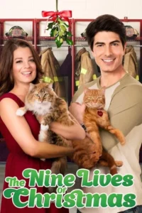 Um casal sorridente segura dois gatos em um vestiário de bombeiros com decoração natalina de visco. Clima alegre e festivo.