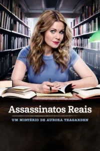 Mulher loira com olhar confiante sentada à mesa com livros e caneta, estantes de biblioteca ao fundo. Ambiente de mistério.