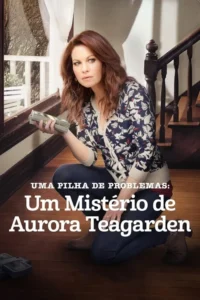 Mulher de cabelo ruivo agachada em casa,segura dinheiro e olha para o lado com expressão atenta.