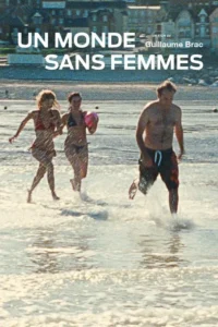 Duas mulheres e um homem correm felizes em águas rasas na praia. Ao fundo,uma cidade costeira sob céu claro. Clima vibrante de verão.