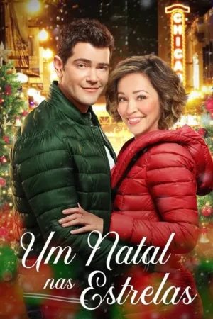 Pôster natalino: Casal sorridente em jaquetas de inverno abraçados. Fundo de rua urbana nevada, iluminada e decorada para o Natal.