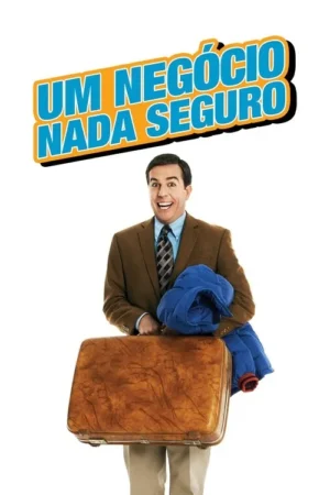 Homem de terno, com sorriso exagerado, segura mala vintage e jaqueta azul num fundo branco. Clima cômico.
