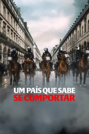 Policiais montados em cavalos, com uniformes de choque, numa rua europeia cinzenta ladeada por prédios. Névoa no chão, clima tenso.