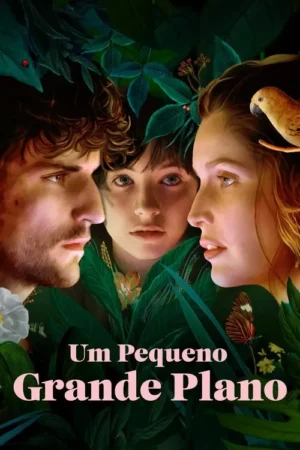 Pôster pintado: homem, criança e mulher entre folhagem escura. Papagaio, borboleta e joaninha aparecem. Clima selvagem e misterioso.