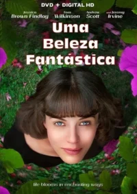 Jovem mulher de olhos azuis emerge de um jardim vibrante com flores fúcsia e folhagem verde. Clima mágico.