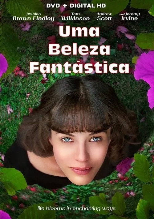 Jovem mulher de olhos azuis emerge de um jardim vibrante com flores fúcsia e folhagem verde. Clima mágico.