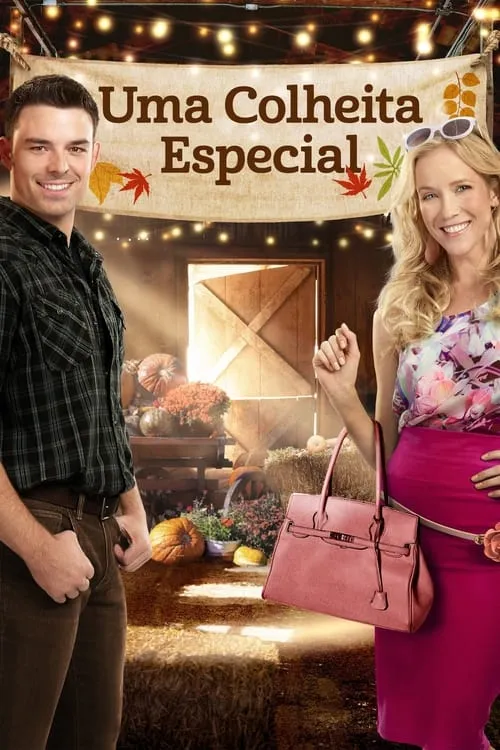 Casal feliz posa em celeiro rústico com abóboras e luzes. Mulher grávida de saia rosa,homem de camisa xadrez. Clima outonal alegre.