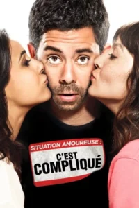 Homem barbudo com olhar surpreso é beijado simultaneamente por duas mulheres. Fundo branco,clima de situação amorosa cômica.