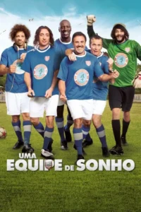 Seis homens sorridentes em uniformes de futebol (azul/verde) num campo,sob céu azul. Clima de time alegre e divertido.