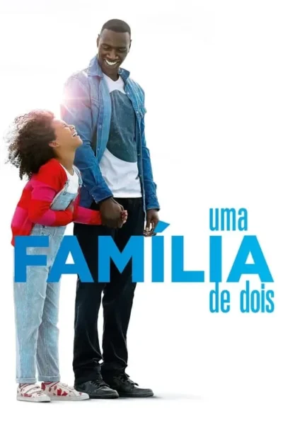 Um homem negro e uma menina com cabelo cacheado sorriem, de mãos dadas. Fundo branco brilhante com luz solar. Clima feliz.