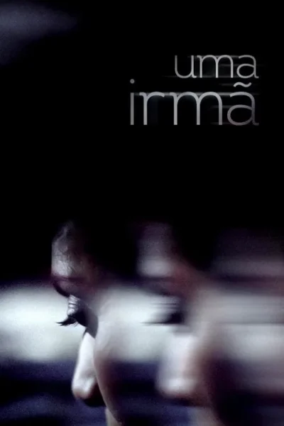 Pôster escuro com figura feminina borrada e em movimento no fundo, criando um clima misterioso e sombrio.