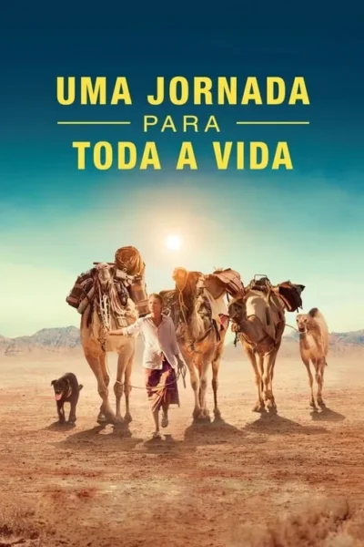 Mulher, cão e caravana de camelos em um deserto vasto e ensolarado, com montanhas ao fundo sob o céu azul-dourado.