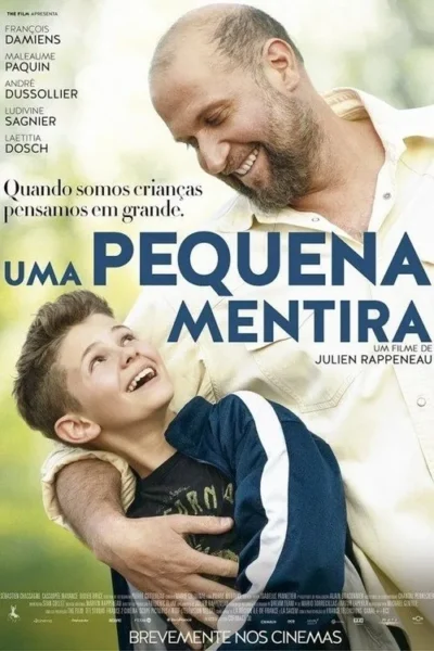Um homem barbudo sorri carinhosamente para um menino que o abraça e sorri para cima. Cenário verde e luminoso. Um clima feliz.