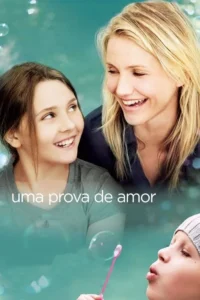 Mulher loira e menina sorriem com carinho. Criança com touca sopra bolhas em fundo azul-claro suave,com luzes e bolhas.