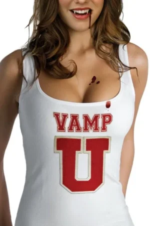 Mulher sorrindo com presas de vampiro e sangue escorrendo. Veste regata branca VAMP U com manchas de sangue.