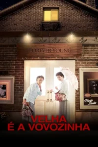 Pôster:Duas idosas asiáticas espiam sorrindo de uma porta iluminada à noite. Uma faz shhh. Prédio de tijolos com letreiro FOREVER YOUNG. Clima divertido e secreto.