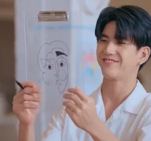 Homem sorridente de camisa branca desenha rosto abstrato em prancheta transparente. Clima divertido e criativo.