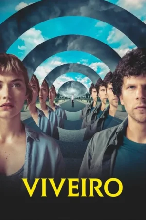 Rostos de mulher e homem se replicam em arcos de uma estrada suburbana infinita sob céu mutável. Uma figura solitária ao longe. Atmosfera surreal.