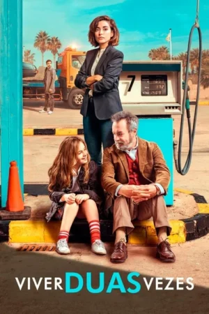 Mulher de blazer, homem e menina sorridente em posto de gasolina. Caminhão de reboque e palmeiras ao fundo. Clima de jornada familiar.