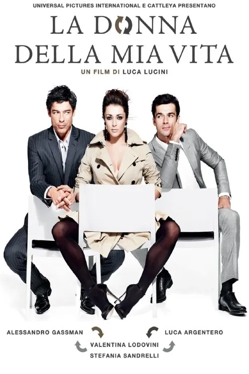 Mulher de trench coat e salto sentada entre dois homens de terno em cadeiras brancas,fundo branco. Sugere um triângulo amoroso.
