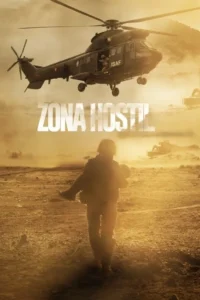 Um helicóptero militar voa baixo. Abaixo,um soldado caminha em terreno desértico e poeirento,carregando uma pessoa ferida. Atmosfera de guerra.