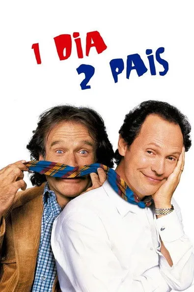 Dois homens: um forma bigode com gravata xadrez e faz careta divertida; o outro sorri, apoiando o rosto na mão. Fundo branco.