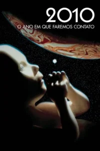 Ser com forma de bebê flutuando no espaço escuro,olhando para um planeta gigante e estrelas. Clima cósmico e enigmático.