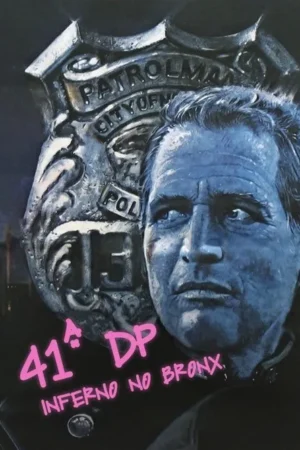 Retrato de um homem de rosto sério e azulado. Um distintivo policial Patrolman em destaque. Atmosfera intensa e urbana.