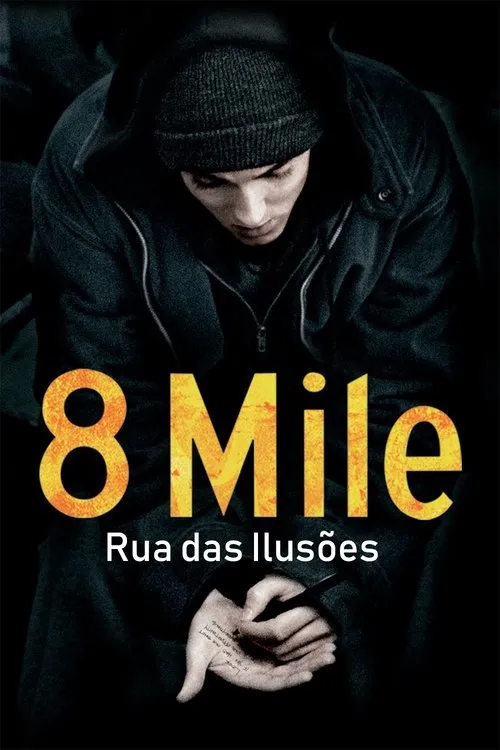 Jovem de gorro e capuz olhando para baixo, escrevendo na mão. Fundo escuro, clima sombrio e reflexivo.