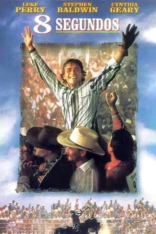 8 Segundos 1 Homem sorridente celebra com braços erguidos em vitória num rodeio. Multidão aplaude,cowboys assistem e um peão monta um touro.