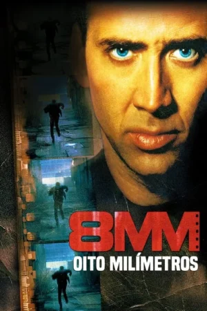 Close-up de um homem com olhos azuis intensos. À esquerda, uma tira de filme mostra figuras escuras correndo em um beco sombrio e úmido. Clima tenso.