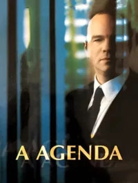 Homem careca em terno escuro,com olhar sério e rosto cortado por reflexos verticais azuis. Fundo de escritório.