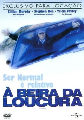 Jovem de boné em cápsula azul transparente, braços abertos, desliza rapidamente. Cenário gélido e desfocado, clima intenso.