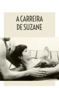 Pôster p&b. Mulher deitada de perfil, cabelo curto. Um homem a abraça suavemente. Cena íntima e serena.